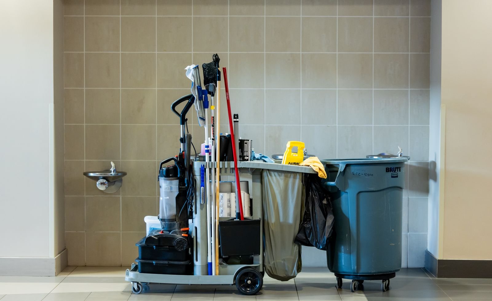 Professionele schoonmaakmiddelen en apparatuur op locatie